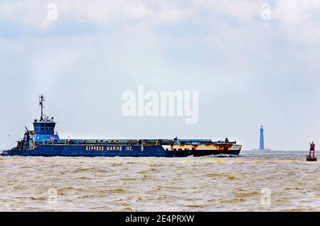 Ein Express Marine Barge passiert Sand Island Lighthouse, 7. März 2016, in Mobile Bay in der Nähe von Dauphin Island, Alabama. Stockfoto