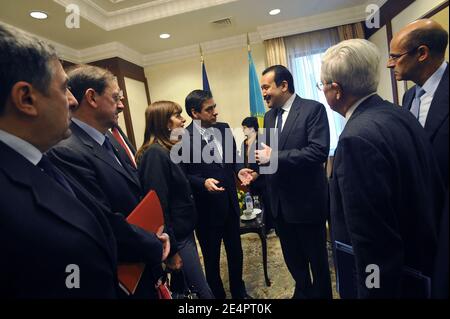 Herve Novelli, Anne Lauvergeon (CEO Areva), Denis Ranque (CEO Thales), Francois Fillon, sein kasachischen Amtskollegen Karim Masimov und Patrick Kron (CEO Alstom) bei einem offiziellen Besuch des französischen Premierministers in Kasachstan am 8. Februar 2008 in Astana. Foto von Elodie Gregoire/ABACAPRESS.COM Stockfoto