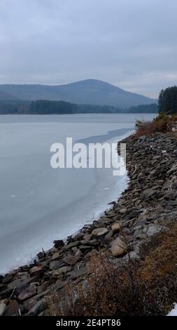 Der eisbedeckte Cooper Lake, Lake Hill in der Stadt Woodstock, Ulster County, New York, ist der größte natürliche See in den Catskill Mountains Stockfoto