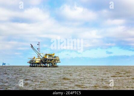 Die Offshore-Plattform einer Erdgasanlage ist vom östlichen Ende der Dauphin Island, 4. März 2016, in Dauphin Island, Alabama, zu sehen. Stockfoto