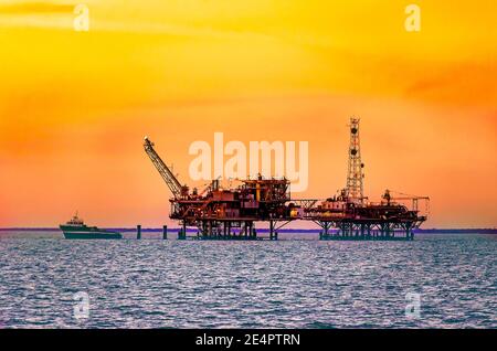 Am 4. März 2016 geht die Sonne auf einer ExxonMobil Erdgasanlage im Golf von Mexiko in Dauphin Island, Alabama, unter. Stockfoto