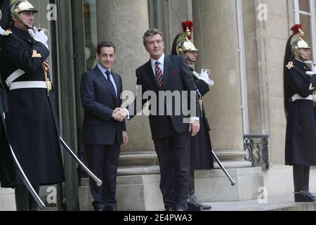 Der französische Präsident Nicolas Sarkozy begrüßt seinen ukrainischen Amtskollegen Viktor Juschtschenko am 20. Februar 2008 im Elysee-Palast in Paris. Foto von Mousse/ABACAPRESS.COM Stockfoto