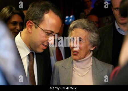 Bürgermeister Arnaud Teulle begrüßt die Mutter von Präsident Sarkozy Andree bei seiner Wahlkampfveranstaltung in Neuilly-sur-seine, Pariser Vorort, Frankreich, am 20. Februar 2008. Foto von Stephane Gilles/ABACAPRESS.COM Stockfoto