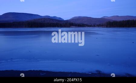 Der eisbedeckte Cooper Lake, Lake Hill in der Stadt Woodstock, Ulster County, New York, ist der größte natürliche See in den Catskill Mountains Stockfoto