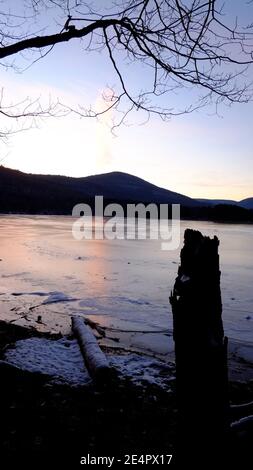 Der eisbedeckte Cooper Lake, Lake Hill in der Stadt Woodstock, Ulster County, New York, ist der größte natürliche See in den Catskill Mountains Stockfoto