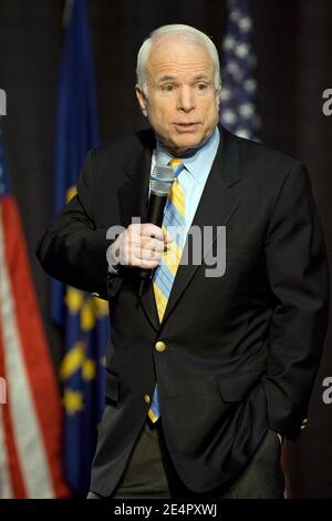 Der republikanische Präsidentschaftskandidat John McCain, Senator von Arizona, spricht während einer Wahlkampfveranstaltung bei der Emmis Communications Corporation in Indianapolis, USA, am 23. Februar 2008. Foto von Joseph Foley/ABACAPRESS.COM Stockfoto