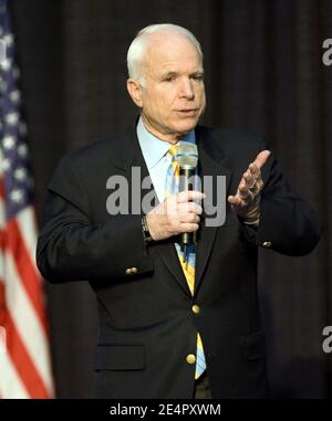 Der republikanische Präsidentschaftskandidat John McCain, Senator von Arizona, spricht während einer Wahlkampfveranstaltung bei der Emmis Communications Corporation in Indianapolis, USA, am 23. Februar 2008. Foto von Joseph Foley/ABACAPRESS.COM Stockfoto