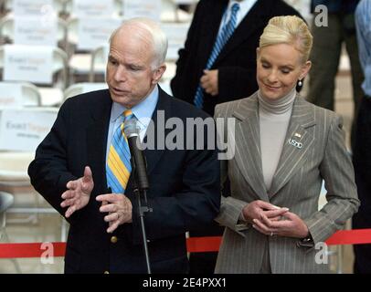 Der republikanische Präsidentschaftskandidat in Arizona, Senator John McCain, spricht während seiner Frau Cindy während einer Wahlkampfveranstaltung bei der Emmis Communications Corporation in Indianapolis, USA, am 23. Februar 2008. Foto von Joseph Foley/ABACAPRESS.COM Stockfoto