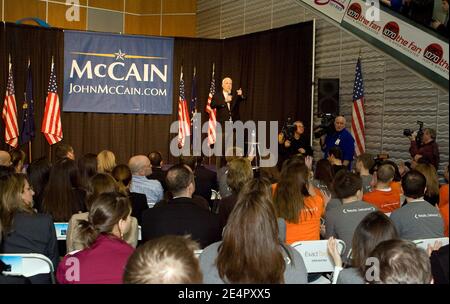 Der republikanische Präsidentschaftskandidat John McCain, Senator von Arizona, spricht während einer Wahlkampfveranstaltung bei der Emmis Communications Corporation in Indianapolis, USA, am 23. Februar 2008. Foto von Joseph Foley/ABACAPRESS.COM Stockfoto