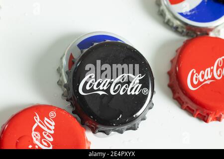 New York, USA - 1. Januar 2021: Coca-Cola-Logo auf Flaschendeckel aus der Nähe von oben. Black Coke Label, illustrative Editorial Stockfoto