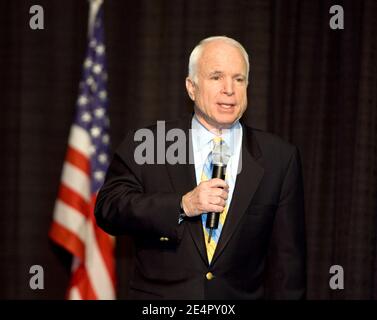 Der republikanische Präsidentschaftskandidat John McCain, Senator von Arizona, spricht während einer Wahlkampfveranstaltung bei der Emmis Communications Corporation in Indianapolis, USA, am 23. Februar 2008. Foto von Joseph Foley/ABACAPRESS.COM Stockfoto