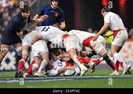 Englands Spieler greifen während der RBS 6 Nations Championship 2008 Rugby Union France gegen England am 23. Februar 2008 im Stade de France in Saint-Denis, in der Nähe von Paris, Frankreich, an. England gewann 24-13. Foto von Gouhier-Taamallah/Cameleon/ABACAPRESS.COM Stockfoto