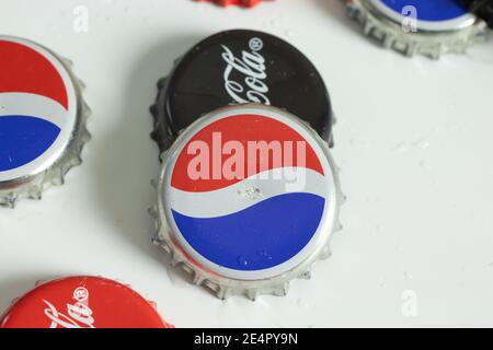 New York, USA - 1. Januar 2021: Pepsi-Logo auf Flaschenverschluss Nahaufnahme Draufsicht, illustrative Editorial Stockfoto