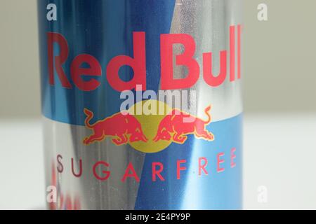 New York, USA - 1. Januar 2021: Red Bull Energy Drink zuckerfreies Logo close-up, illustrative Editorial Stockfoto