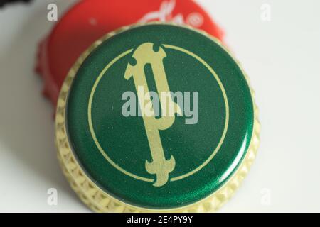 New York, USA - 1. Januar 2021: Perrier-Logo-Nahaufnahme auf Flaschenverschluss, illustrative Editorial Stockfoto