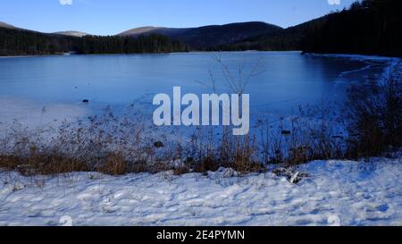 Der eisbedeckte Cooper Lake, Lake Hill in der Stadt Woodstock, Ulster County, New York, ist der größte natürliche See in den Catskill Mountains Stockfoto