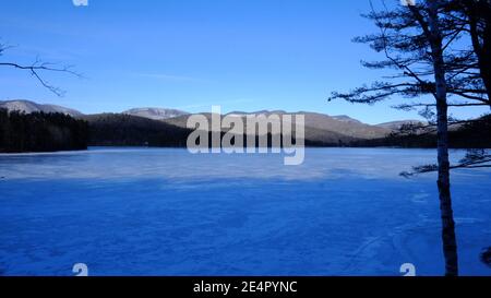 Der eisbedeckte Cooper Lake, Lake Hill in der Stadt Woodstock, Ulster County, New York, ist der größte natürliche See in den Catskill Mountains Stockfoto