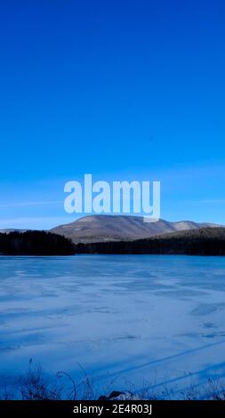 Der eisbedeckte Cooper Lake, Lake Hill in der Stadt Woodstock, Ulster County, New York, ist der größte natürliche See in den Catskill Mountains Stockfoto