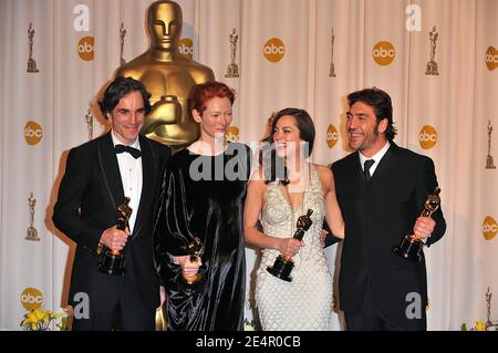 Daniel Day-Lewis, Tilda Swinton, Marion Cotillard und Javier Bardem posieren im Presseraum der 80. Academy Awards, die am 24. Februar 2008 im Kodak Theater am Hollywood Boulevard in Los Angeles, CA, USA, stattfinden. Foto von Hahn-Nebinger/ABACAPRESS.COM Stockfoto