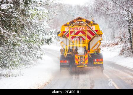 Kidderminster, Großbritannien. Januar 2021. Schnee Pflügen Sie Clearing Straßen und Streukörner auf Straßen rund um Kidderminster, Worcestershire. Stockfoto