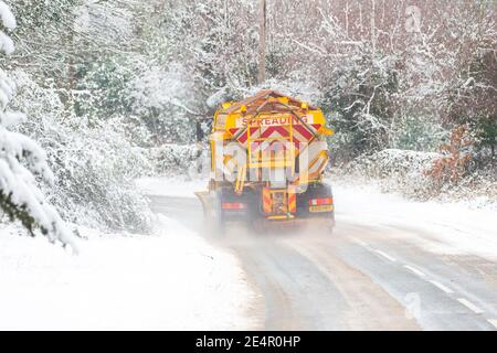 Kidderminster, Großbritannien. Januar 2021. Schnee Pflügen Sie Clearing Straßen und Streukörner auf Straßen rund um Kidderminster, Worcestershire. Stockfoto