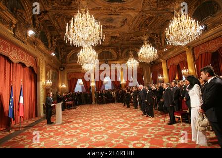 Der französische Präsident Nicolas Sarkozy verleiht Persönlichkeiten im Rahmen einer Zeremonie am 25. Februar 2008 im Elysee-Palast in Paris. Foto von Jean-Francois Deroubaix/Pool/ABACAPRESS.COM Stockfoto