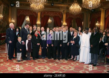 Der französische Präsident Nicolas Sarkozy verleiht Persönlichkeiten im Rahmen einer Zeremonie am 25. Februar 2008 im Elysee-Palast in Paris. Foto von Jean-Francois Deroubaix/Pool/ABACAPRESS.COM Stockfoto