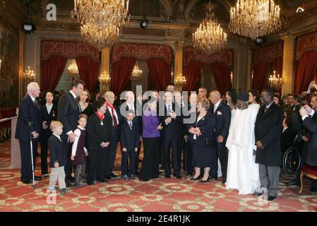 Der französische Präsident Nicolas Sarkozy verleiht Persönlichkeiten im Rahmen einer Zeremonie am 25. Februar 2008 im Elysee-Palast in Paris. Foto von Jean-Francois Deroubaix/Pool/ABACAPRESS.COM Stockfoto