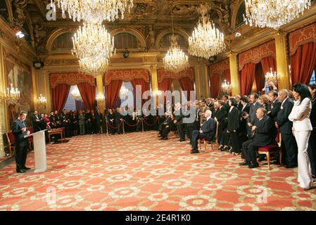 Der französische Präsident Nicolas Sarkozy verleiht Persönlichkeiten im Rahmen einer Zeremonie am 25. Februar 2008 im Elysee-Palast in Paris. Foto von Jean-Francois Deroubaix/Pool/ABACAPRESS.COM Stockfoto