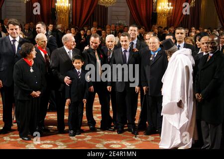 Der französische Präsident Nicolas Sarkozy im Bild mit Thierry Solere, Bruno Lussa, Bernard Hinault, Alain Mimoun, Dalil Boubakeur und Yamina Benguigui während einer Zeremonie im Elysee-Palast in Paris, Frankreich, am 25. Februar 2008. Foto von Ludovic/Pool/ABACAPRESS.COM Stockfoto