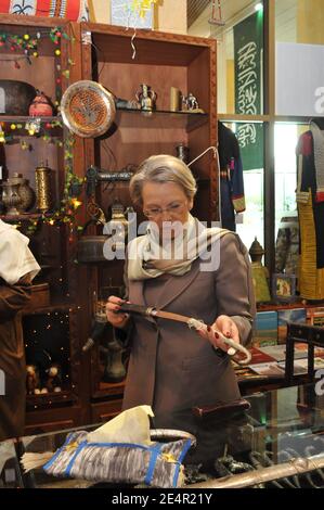 EXKLUSIV - der französische Innenminister Michele Alliot-Marie holt am 25. Februar 2008 in einem Souvenirladen im Saudi-arabischen Nationalmuseum in Riad, Saudi-Arabien, ein traditionelles Messer ab, während sie sich auf einem 2-tägigen Besuch im Königreich Saudi-Arabien befindet. Foto von Ammar Abd Rabbo/ABACAPRESS.COM Stockfoto
