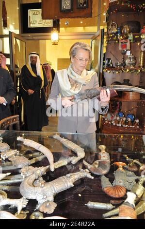 EXKLUSIV - der französische Innenminister Michele Alliot-Marie nimmt am 25. Februar 2008 in einem Souvenirladen im Saudi-arabischen Nationalmuseum in Riad, Saudi-Arabien, ein traditionelles Schwert in die Hand, während sie sich auf einem 2-tägigen Besuch im Königreich Saudi-Arabien befindet. Foto von Ammar Abd Rabbo/ABACAPRESS.COM Stockfoto