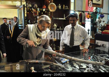 EXKLUSIV - der französische Innenminister Michele Alliot-Marie nimmt am 25. Februar 2008 in einem Souvenirladen im Saudi-arabischen Nationalmuseum in Riad, Saudi-Arabien, ein traditionelles Schwert in die Hand, während sie sich auf einem 2-tägigen Besuch im Königreich Saudi-Arabien befindet. Foto von Ammar Abd Rabbo/ABACAPRESS.COM Stockfoto