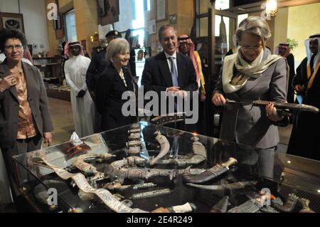 EXKLUSIV - der französische Innenminister Michele Alliot-Marie nimmt am 25. Februar 2008 in einem Souvenirladen im Saudi-arabischen Nationalmuseum in Riad, Saudi-Arabien, ein traditionelles Schwert in die Hand, während sie sich auf einem 2-tägigen Besuch im Königreich Saudi-Arabien befindet. Foto von Ammar Abd Rabbo/ABACAPRESS.COM Stockfoto