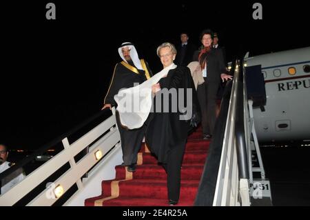 EXKLUSIV - der französische Innenminister Michele Alliot-Marie kommt am 24. Februar 2008 in Riad, Saudi-Arabien, an. Michele Alliot-Marie ist auf einem zweitägigen Besuch im Königreich Saudi-Arabien, um ein Abkommen mit der saudischen Regierung zu unterzeichnen, um die Anstrengungen zur Bekämpfung des Terrorismus zu vereinen. Foto von Ammar Abd Rabbo/ABACAPRESS.COM Stockfoto