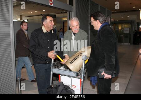 Der Fotograf Yann Arthus-Bertrand kommt am 27. Februar 2008 am Flughafen Roissy in Paris an. Arthus-Bertrand und eine französische Filmcrew wurden von der Ausreise aus Argentinien ausgeschlossen, nachdem sie kurz inhaftiert und später gegen Kaution wegen angeblichen Betrugs freigelassen worden waren. Sie werden von einem Reisebüro beschuldigt, ihre Rechnung nicht vollständig bezahlt zu haben, eine Behauptung, die sie verneinten. Foto von ABACAPRESS.COM Stockfoto