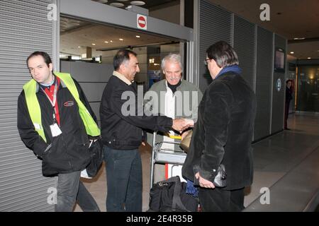 Der Fotograf Yann Arthus-Bertrand kommt am 27. Februar 2008 am Flughafen Roissy in Paris an. Arthus-Bertrand und eine französische Filmcrew wurden von der Ausreise aus Argentinien ausgeschlossen, nachdem sie kurz inhaftiert und später gegen Kaution wegen angeblichen Betrugs freigelassen worden waren. Sie werden von einem Reisebüro beschuldigt, ihre Rechnung nicht vollständig bezahlt zu haben, eine Behauptung, die sie verneinten. Foto von ABACAPRESS.COM Stockfoto