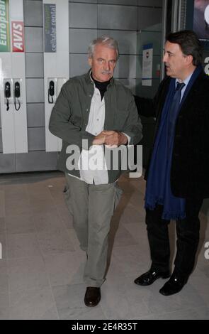 Der Fotograf Yann Arthus-Bertrand kommt am 27. Februar 2008 am Flughafen Roissy in Paris an. Arthus-Bertrand und eine französische Filmcrew wurden von der Ausreise aus Argentinien ausgeschlossen, nachdem sie kurz inhaftiert und später gegen Kaution wegen angeblichen Betrugs freigelassen worden waren. Sie werden von einem Reisebüro beschuldigt, ihre Rechnung nicht vollständig bezahlt zu haben, eine Behauptung, die sie verneinten. Foto von ABACAPRESS.COM Stockfoto