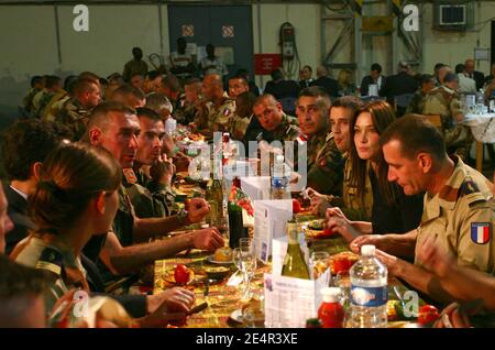 Der französische Präsident Nicolas Sarkozy und seine Frau Carla Bruni-Sarkozy nehmen am 27. Februar 2008 an einem Abendessen mit französischen Soldaten in N'Djamena, Tschad, Teil. Französische Truppen sind in der Basis von Kossei. Foto von Mousse/ABACAPRESS.COM Stockfoto