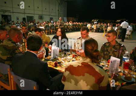 Der französische Präsident Nicolas Sarkozy und seine Frau Carla Bruni-Sarkozy nehmen am 27. Februar 2008 an einem Abendessen mit französischen Soldaten in N'Djamena, Tschad, Teil. Französische Truppen sind in der Basis von Kossei. Foto von Mousse/ABACAPRESS.COM Stockfoto
