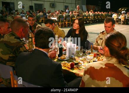 Der französische Präsident Nicolas Sarkozy und seine Frau Carla Bruni-Sarkozy nehmen am 27. Februar 2008 an einem Abendessen mit französischen Soldaten in N'Djamena, Tschad, Teil. Französische Truppen sind in der Basis von Kossei. Foto von Mousse/ABACAPRESS.COM Stockfoto