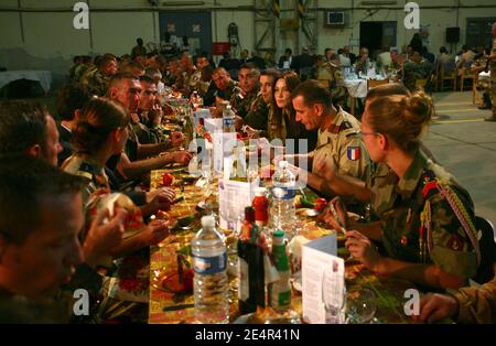 Der französische Präsident Nicolas Sarkozy und seine Frau Carla Bruni-Sarkozy nehmen am 27. Februar 2008 an einem Abendessen mit französischen Soldaten in N'Djamena, Tschad, Teil. Französische Truppen sind in der Basis von Kossei. Foto von Mousse/ABACAPRESS.COM Stockfoto