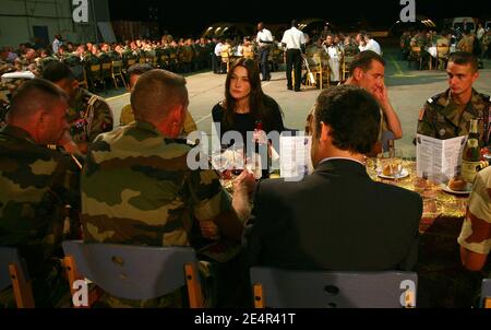Der französische Präsident Nicolas Sarkozy und seine Frau Carla Bruni-Sarkozy nehmen am 27. Februar 2008 an einem Abendessen mit französischen Soldaten in N'Djamena, Tschad, Teil. Französische Truppen sind in der Basis von Kossei. Foto von Mousse/ABACAPRESS.COM Stockfoto
