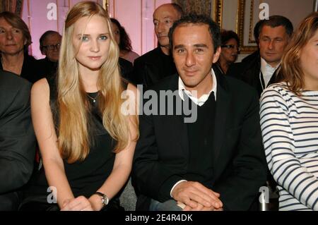 Elie Semoun und seine Freundin Juliette nehmen an der Herbstwinterausstellung Fabrizio Capriata 2008-2009 Ready-to-Wear Collection Teil, die am 28. Februar 2008 im "Hotel De Crillon" in Paris, Frankreich, stattfindet. Foto von Giancarlo Gorassini/ABACAPRESS.COM Stockfoto