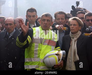 Der Bürgermeister von Lyon, Gerard Collomb, Dominique Perben und der französische Innenminister Michele Alliot-Marie, verletzten nach einer Gasexplosion im Zentrum der ostfranzösischen Stadt Lyon 17 Menschen und töteten am 28. Februar 2008 einen Feuerwehrmann. Foto Vincent Dargent/ABACAPRESS.COM Stockfoto