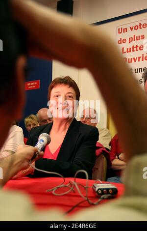 Die Sprecherin der linksextremen Partei "Lutte ouvriere" Arlette Laguiller setzt sich am 29. Februar 2008 im Theater La mutualite in Paris für die Kommunalwahlen ein. Foto von Stephane Gilles/ABACAPRESS.COM Stockfoto