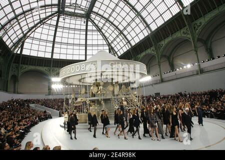 Der deutsche Designer Karl Lagerfeld geht nach der Chanel Herbst/Winter 2008-2009 Ready-to-Wear-Kollektion, die am 29. Februar 2008 im Grand Palais in Paris, Frankreich, stattfand, auf den Laufsteg. Foto von Java/ABACAPRESS.COM Stockfoto