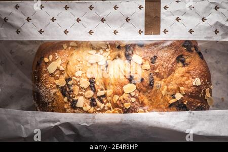 Urlaub ostern süßes Brot mit Schokolade und Rosinen, hausgemachtes Brot gebacken Stockfoto