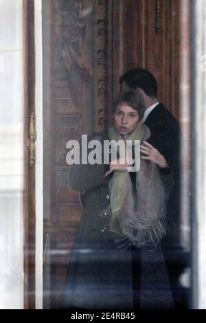 Der französische MEDEF-Präsident Laurence Parisot verlässt den Elysee-Palast, als der französische Präsident Nicolas Sarkozy und seine Frau Carla am 8. März 2008 im Elysee-Palast in Paris, Frankreich, 150 "außergewöhnliche Frauen" zu einem Mittagessen zum Internationalen Frauentag empfangen. Foto von Ammar Abd Rabbo/ABACAPRESS.COM Stockfoto