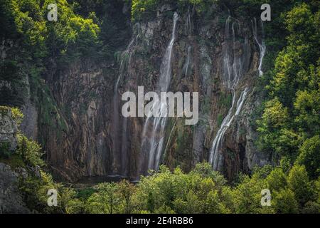 Nahaufnahme auf Veliki Slap, dem großen und höchsten Wasserfall in Plitvicka Jezera. Nationalpark Plitvicer Seen UNESCO Weltkulturerbe, Kroatien Stockfoto